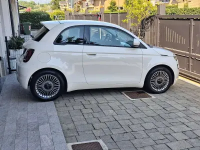 Usata Fiat 500e Icon 42 kW (58 CV) 2023 Bianco Utilitaria