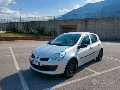 Usata Renault Clio II Luxe 75 CV (55 kW) 2007 Berlina