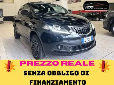 Usata Lancia Ypsilon Gold 69 CV (50 kW) 2022 Nero cinema Utilitaria