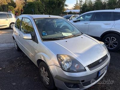 Usado Ford Fiesta Ghia 75 HP (55 kW) 2007 Prateado Citadino
