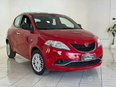 Usata Lancia Ypsilon Silver 69 CV (50 kW) 2016 Rosso Utilitaria