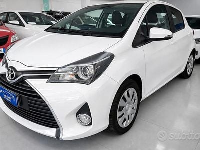 Usata Toyota Yaris Lounge 69 CV (50 kW) 2015 Bianco Utilitaria