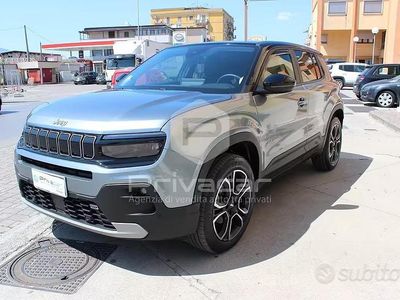 Käytetty Jeep Avenger Summit 101 HP (74 kW) 2023 Harmaa Katumaasturi