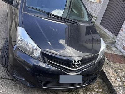Usata Toyota Yaris 90 CV (66 kW) 2014 Nero Utilitaria