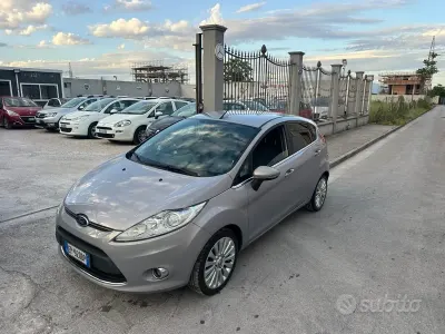 Usata Ford Fiesta Titanium 82 CV (60 kW) 2012 Grigio Utilitaria