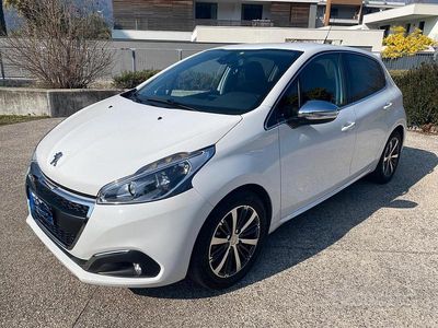 Usata Peugeot 208 Allure 82 CV (60 kW) 2016 Bianco Utilitaria