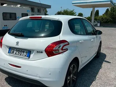 Usata Peugeot 208 95 CV (69 kW) 2014 Bianco Utilitaria
