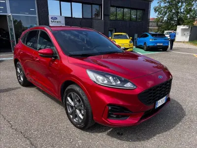 Usata Ford Kuga ST-Line 225 CV (165 kW) 2023 Lucid red (metallizzato) SUV