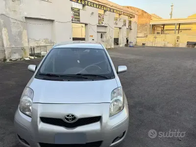 Usata Toyota Yaris 100 CV (73 kW) 2009 Grigio Utilitaria