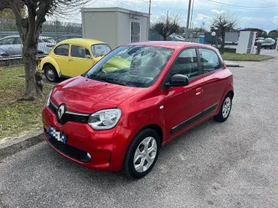 Begagnad Renault Twingo Equilibre 30 kW (42 HK) 2023 Röd Halvkombi