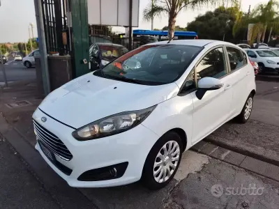 Usata Ford Fiesta 97 CV (71 kW) 2013 Bianco Berlina