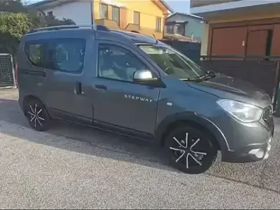 Usata Dacia Dokker Stepway 90 CV (66 kW) 2018 Grigio Monovolume