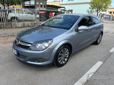 Usata Opel Astra GTC Enjoy 115 CV (84 kW) 2009 Grigio Coupé
