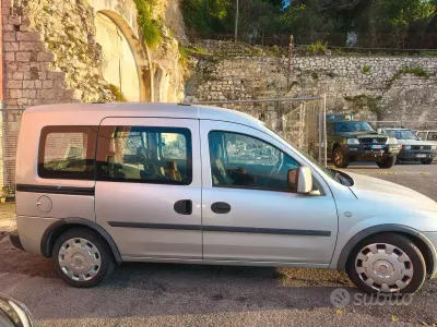 Usata Opel Combo Club 75 CV (55 kW) 2010 Monovolume