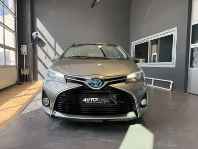 Usata Toyota Yaris Hybrid Active 75 CV (55 kW) 2015 Grigio Berlina
