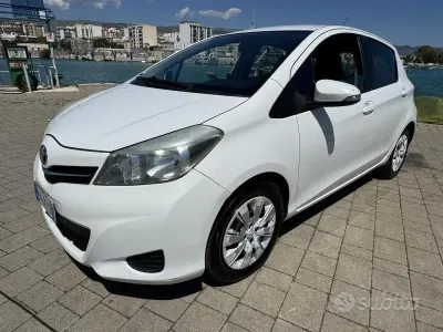 Usata Toyota Yaris 90 CV (66 kW) 2012 Bianco Utilitaria