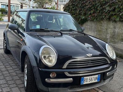 Begagnad Mini ONE 90 HK (66 kW) 2001 Svart Halvkombi