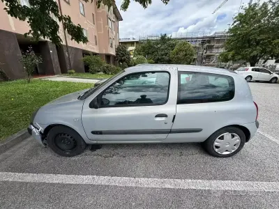 Usata Renault Clio II 58 CV (42 kW) 2004 Grigio Berlina