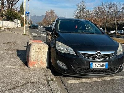 Usata Opel Astra Cosmo 110 CV (80 kW) 2012 Nero Coupé