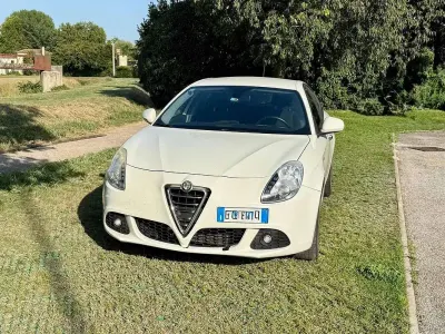 Usata Alfa Romeo Giulietta Distinctive 120 CV (88 kW) 2013 Bianco Utilitaria