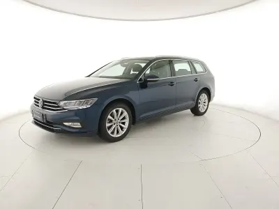 Usata VW Passat Business 150 CV (110 kW) 2023 Aquamarine blue metallizzato Station wagon