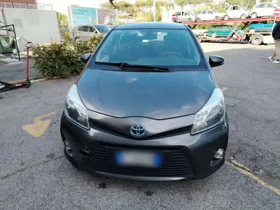 Usata Toyota Yaris Hybrid Lounge 75 CV (55 kW) 2014 Grigio Berlina