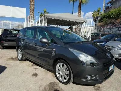 Usado Peugeot 5008 109 HP (80 kW) 2010 Cinzento Monovolume
