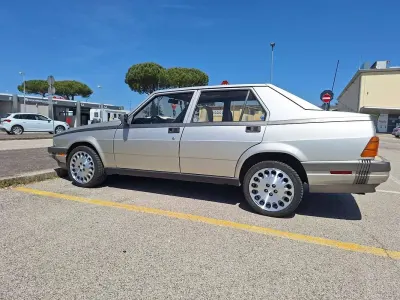 Usata Alfa Romeo 75 Quadrifoglio 156 CV (114 kW) 1986 Argento Berlina