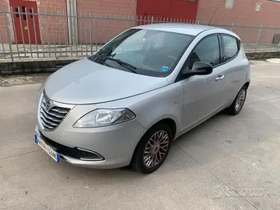 Begagnad Lancia Ypsilon Gold 95 HK (69 kW) 2014 Grå Halvkombi