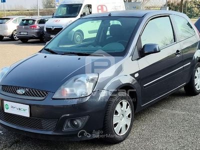 Usata Ford Fiesta Ghia 75 CV (55 kW) 2007 Grigio Utilitaria