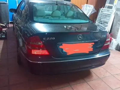 Usata Mercedes E220 136 CV (100 kW) 2004 Blu Berlina