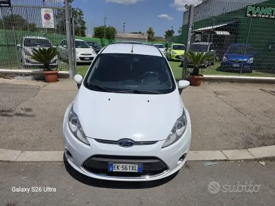 Usata Ford Fiesta Titanium 70 CV (51 kW) 2012 Bianco Berlina