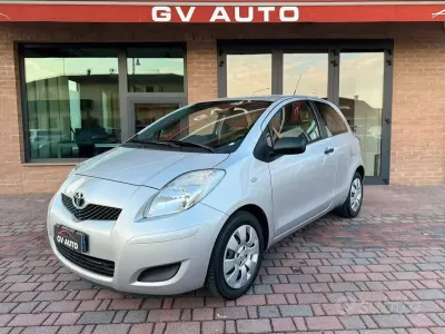 Usata Toyota Yaris 69 CV (50 kW) 2011 Grigio Utilitaria