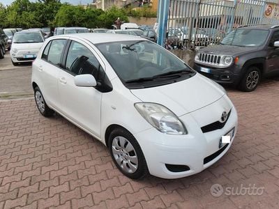Usata Toyota Yaris Sol 90 CV (66 kW) 2009 Bianco Utilitaria