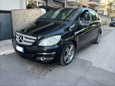 Usata Mercedes B200 Premium 140 CV (102 kW) 2011 Nero Utilitaria