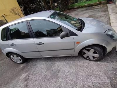 Occasion Ford Fiesta 75 ch (55 kW) 2003 Gris Citadine