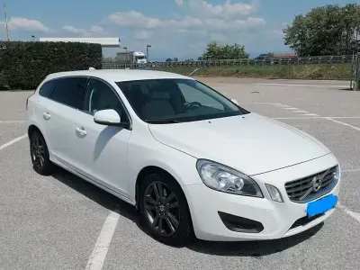Usata Volvo V60 Momentum 136 CV (100 kW) 2012 Bianco Station wagon