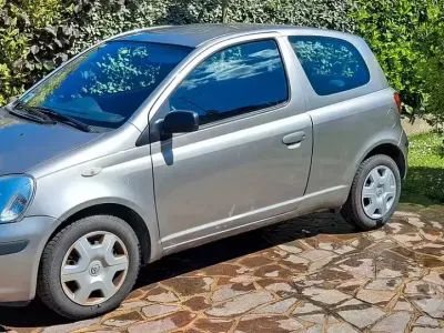 Usata Toyota Yaris 75 CV (55 kW) 2004 Grigio Berlina