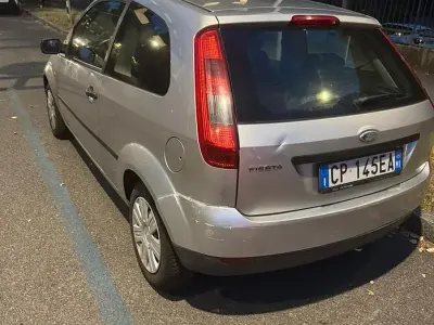 Usata Ford Fiesta Zetec 75 CV (55 kW) 2004 Grigio Utilitaria