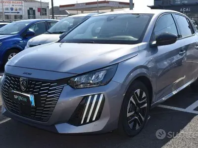 Usata Peugeot 208 Allure 101 CV (74 kW) 2025 Grigio Utilitaria
