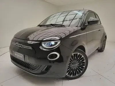Usata Fiat 500e La Prima 86 kW (118 CV) 2021 Nero Utilitaria