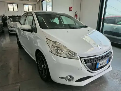 Usata Peugeot 208 Active 82 CV (60 kW) 2014 Bianco Utilitaria