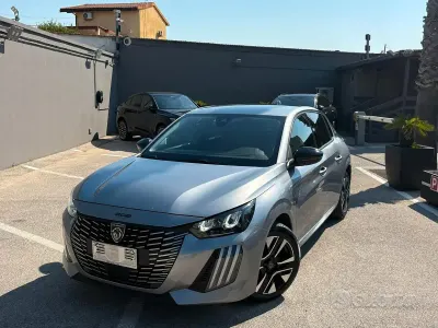 Usata Peugeot 208 Allure 101 CV (74 kW) 2025 Grigio Utilitaria