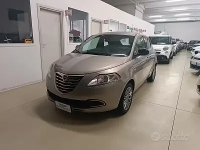 Begagnad Lancia Ypsilon Gold 69 HK (50 kW) 2012 Gul Halvkombi