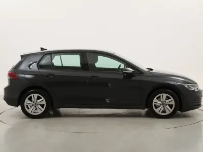 Usata VW Golf VIII Life 131 CV (96 kW) 2021 Grigiogrigio Berlina