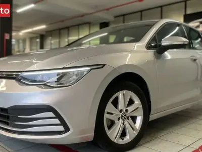 Usata VW Golf VIII Life 131 CV (96 kW) 2021 Argento Berlina