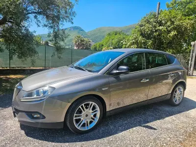 Gebraucht Lancia Delta 120 PS (88 kW) 2011 Grau Kleinwagen