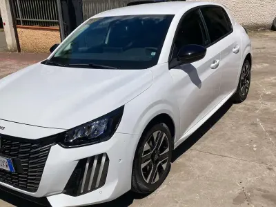 Usata Peugeot 208 Allure 101 CV (74 kW) 2025 Bianco Utilitaria
