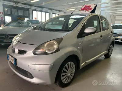 Usado Toyota Aygo Sol 68 HP (50 kW) 2007 Cinzento Citadino
