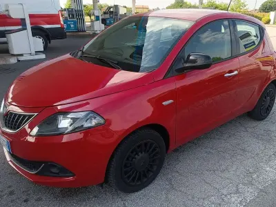 Usata Lancia Ypsilon Silver 69 CV (50 kW) 2022 Rosso Utilitaria